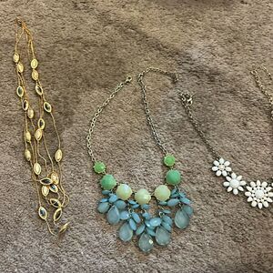 4 necklaces‎
